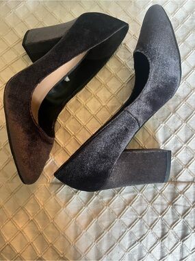 Mossimo Supply Co. Grey Velvet Block Heel Pumps Size 11 Like New
